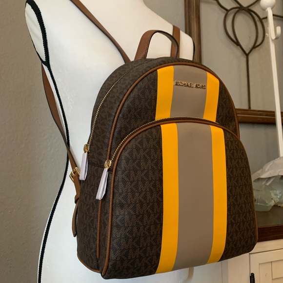 ✨ New MK medium backpack Abbey